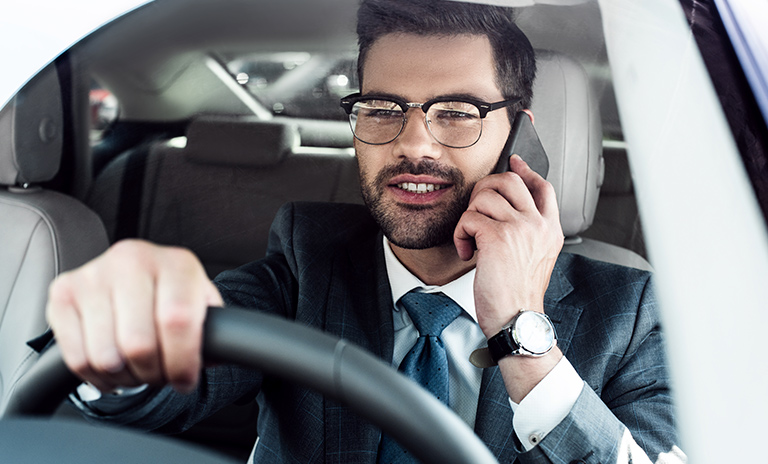 El celular es uno de los distractores de la conducción más importantes