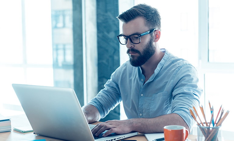 Hombre realizando trámites de movilidad en su computador