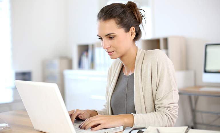 Mujer realizando trámites de movilidad en el pc