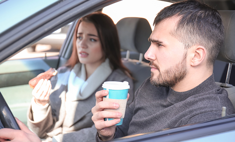 Comer mientras se maneja es uno de los distractores de la conducción