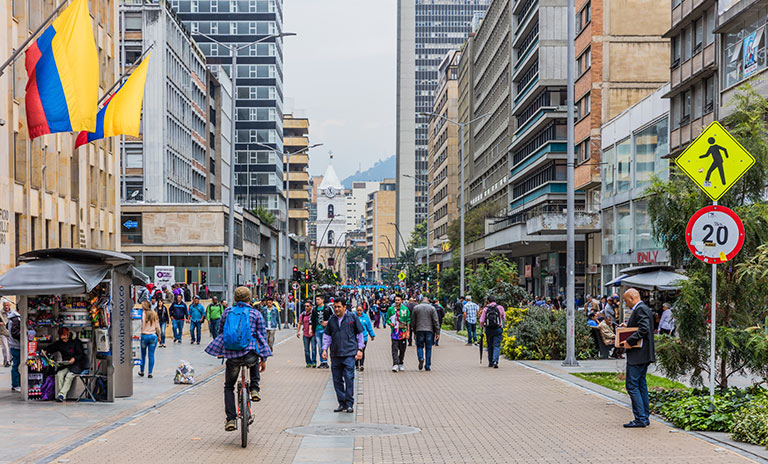 Carrera séptima con peatones