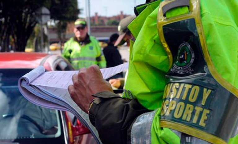 Policía haciendo comparendos de tránsito