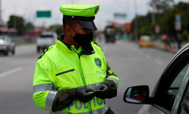 Policía imponiendo multas de tránsito en Bogotá