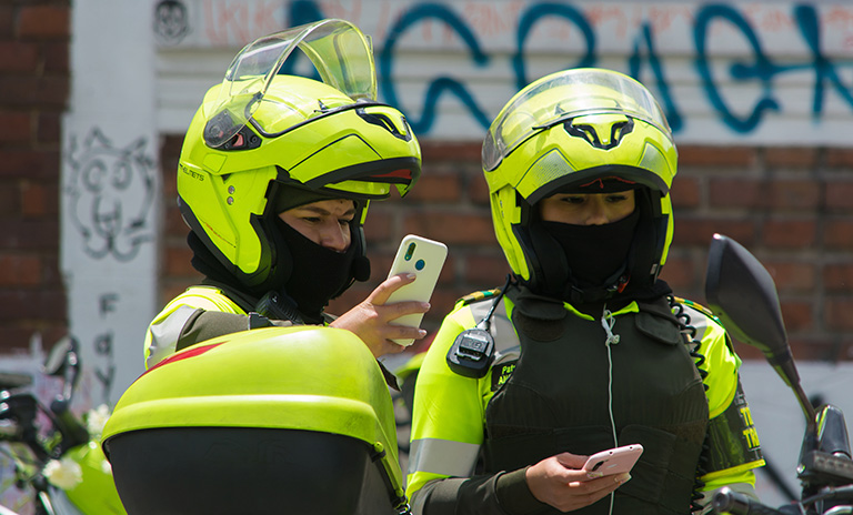 Policía pone comparendos a los carros mal parqueados