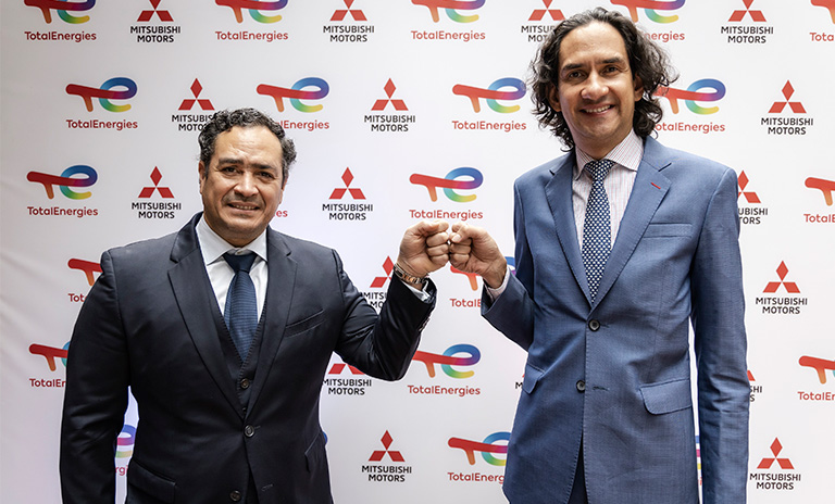 Líderes de TotalEnergies haciendo el pacto empresarial