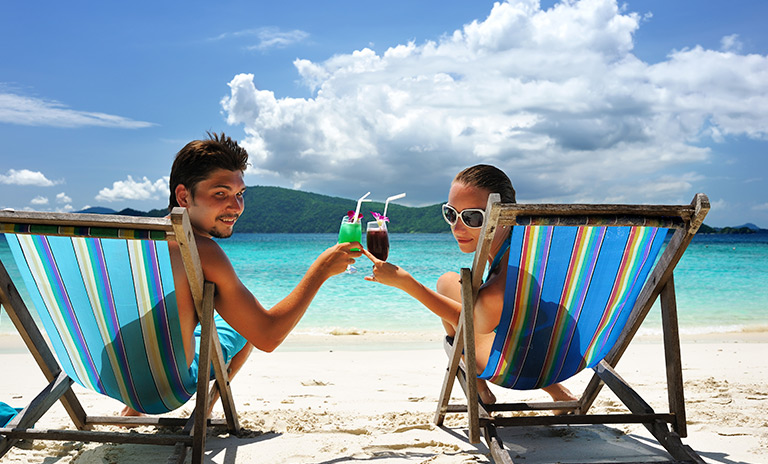 Pareja celebrando el día de amor y amistad en la playa