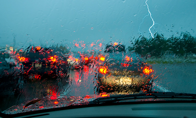 Manejar con lluvia, uno de los escenarios más complicados al conducir