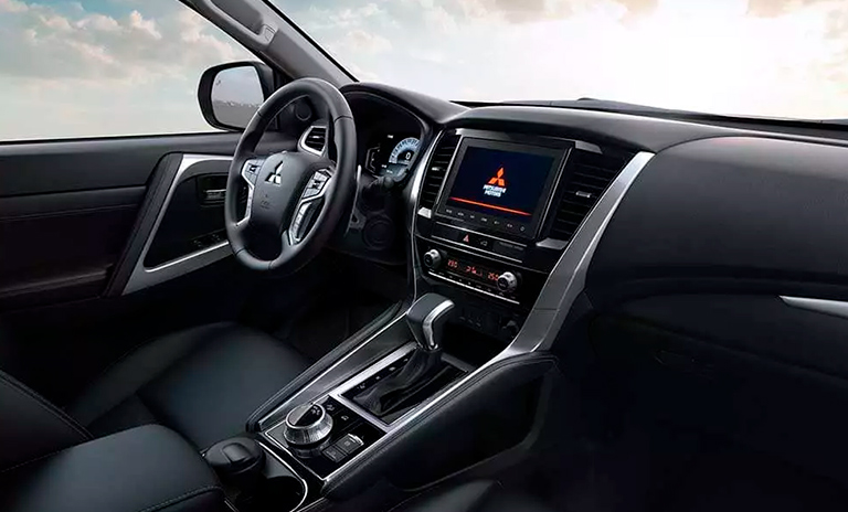 Centro de mando de Montero Sport Takai