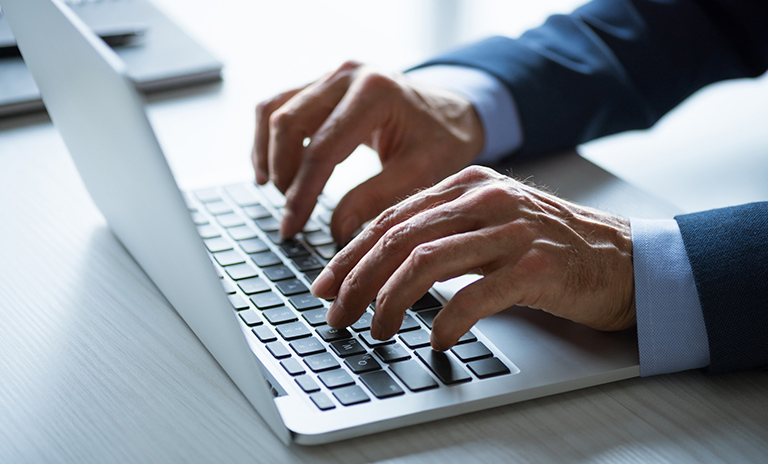 Persona inscribiéndose en los cursos de movilidad