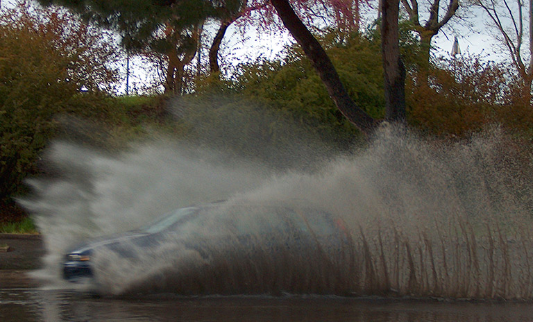 Auto haciendo aquaplaning al manejar bajo con lluvia