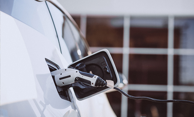 Vehículo eléctrico en estación de carga