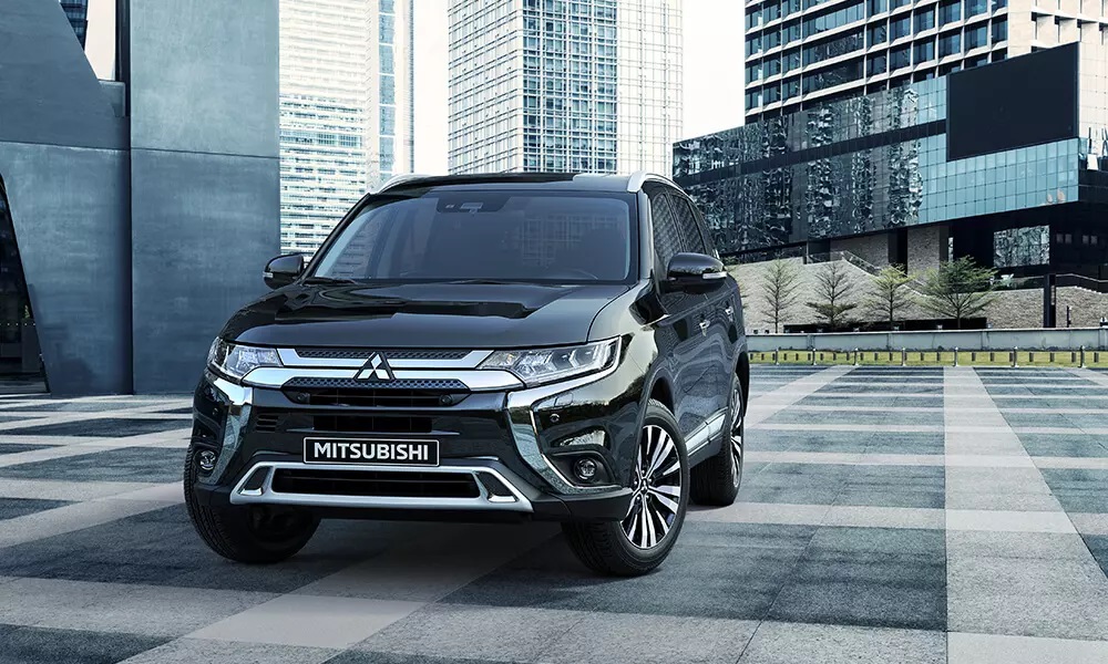 camioneta mitsubishi outlander negra estacionada