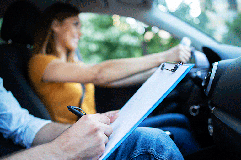 mujer conduciendo con persona al lado llenando lista de cosas buenas