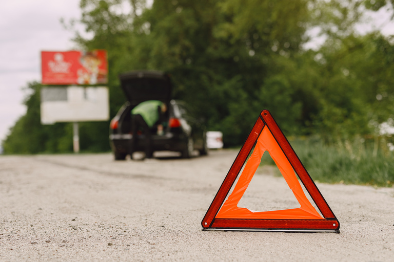 señal de precaucion de carro varado en la carretera