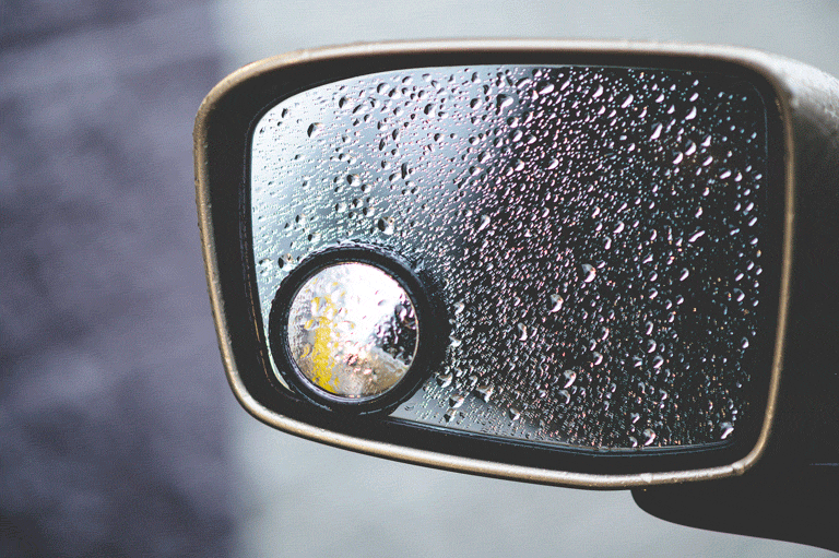 espejo de carro mojado por la lluvia