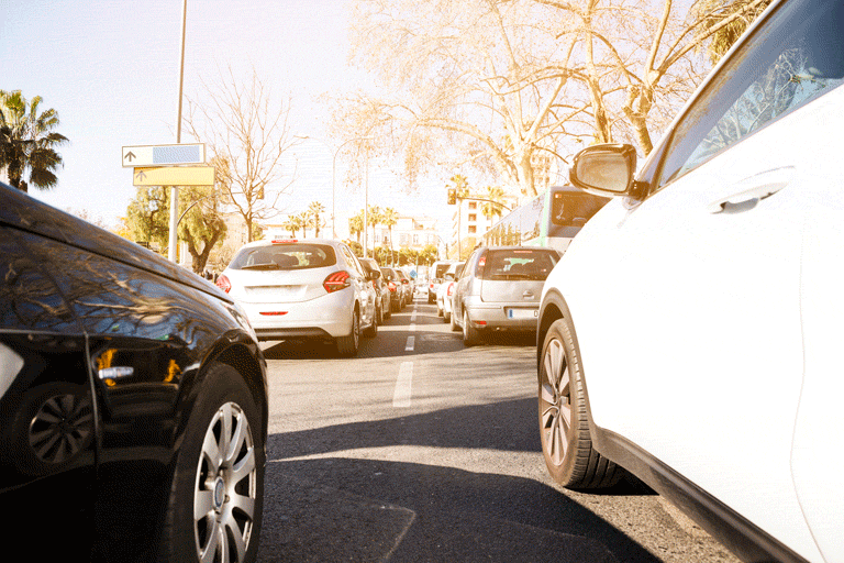 fila de carros en una autopista