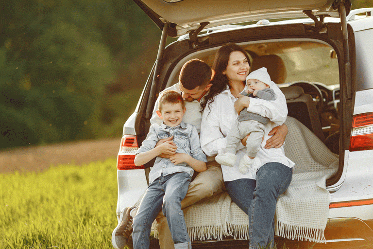 familia viajando con niños en una camioneta