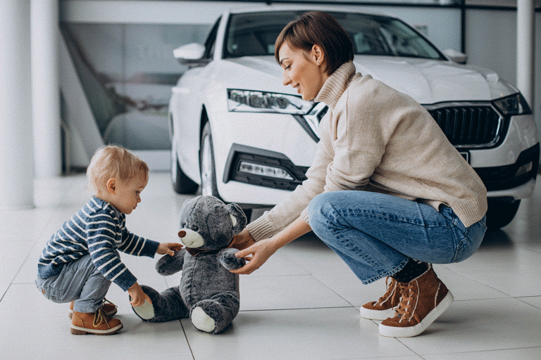 mamá con un bebé en un carro