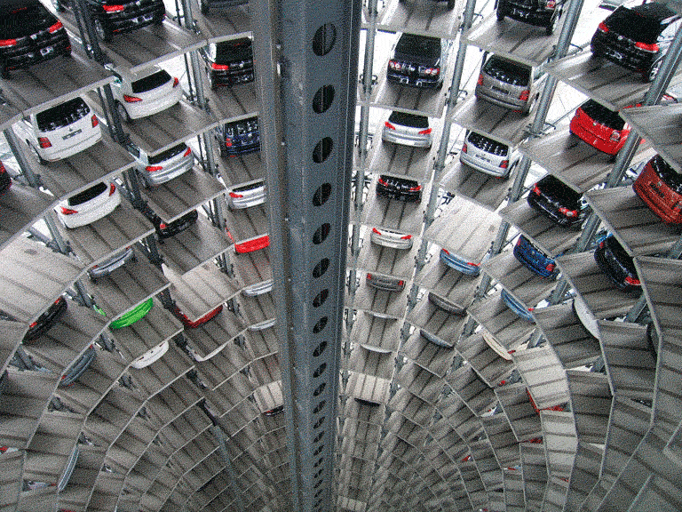 fila de carros en la paredes