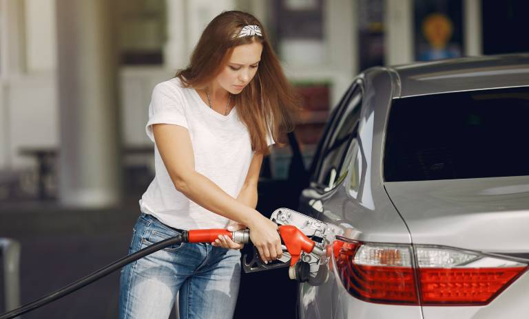 Mujer le pone gasolina a su carro