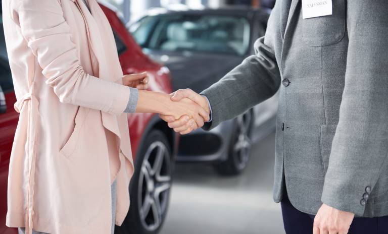 Dos personas dándose la mano en gesto de acuerdo