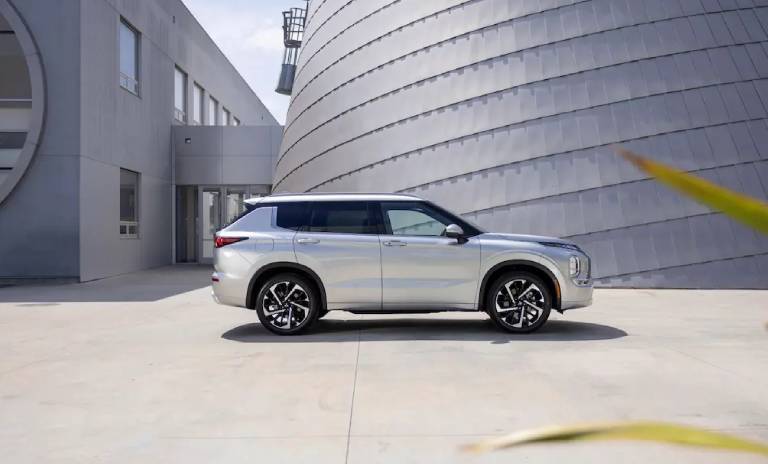 Camioneta Outlander estacionada en un espacio urbano. 