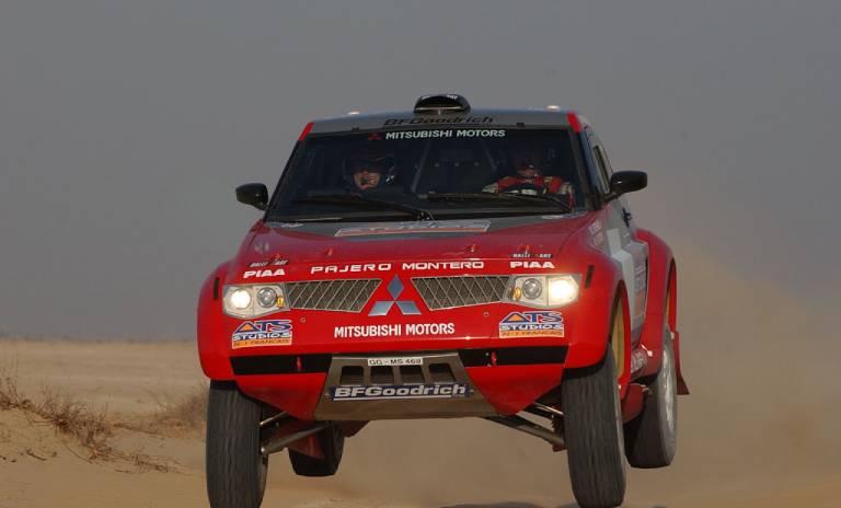 Camioneta Montero roja atravesando una zona de desierto