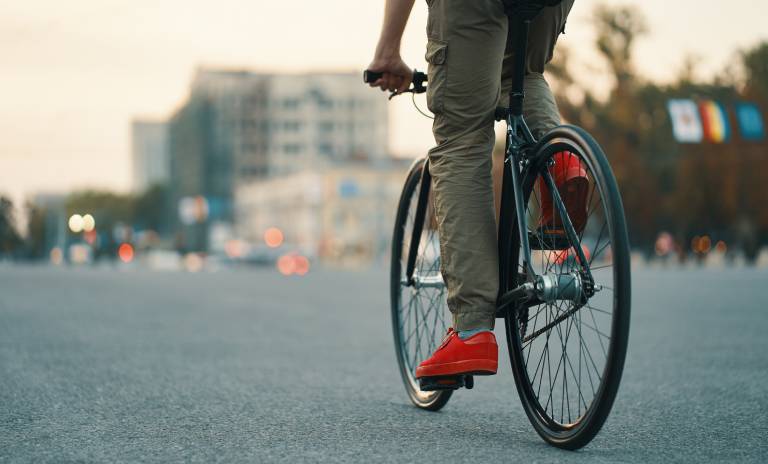 Persona montando en bicicleta por la calle 