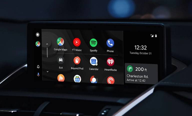 Pantalla de auto inteligente con Android Auto instalado.