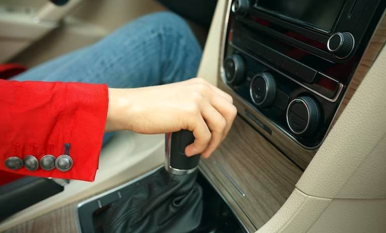 Mano en el cambio de marchas, El motivo por el que deberías dejar de  apoyar la mano sobre la palanca de cambios de tu coche