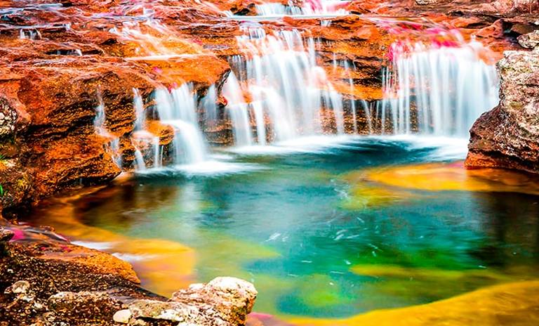 Rio de caño cristales con aguas de varios colores