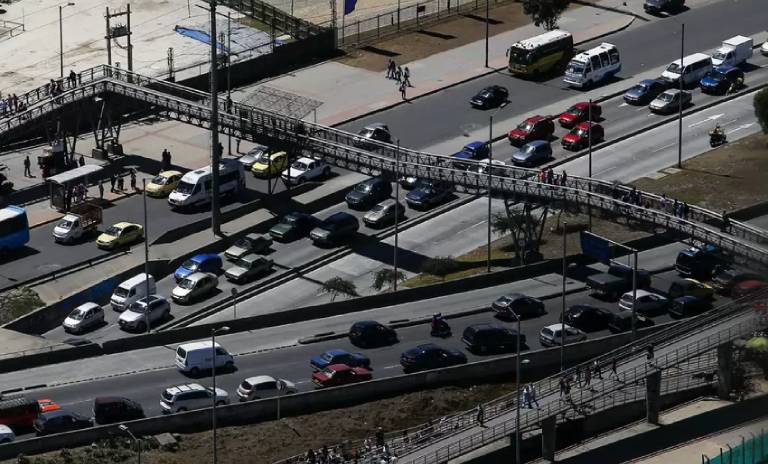 Vehículos transitando por una vía de Bogotá