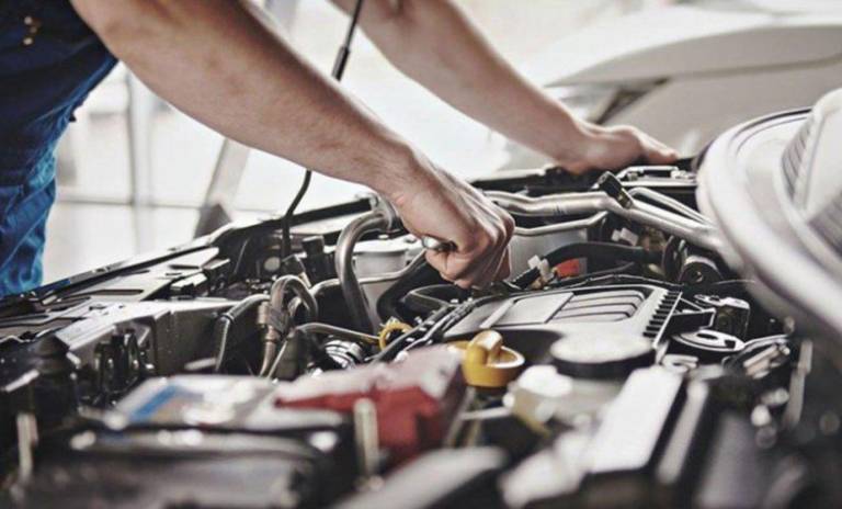 Mecánico revisando el motor de un carro