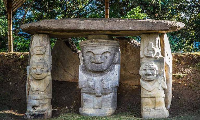 Estatuas de piedra precolombinas en el parque arqueológico