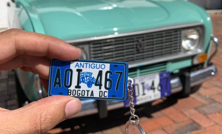 Placa de un auto antiguo, matriculado en la ciudad de Bogotá DC