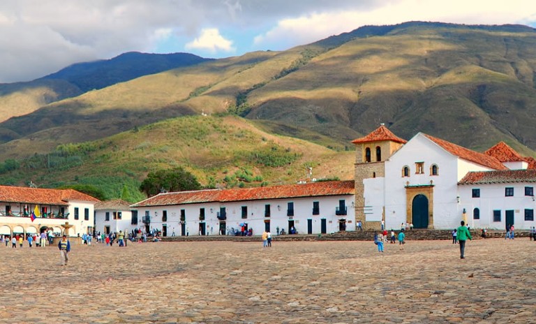 Plaza principal de Villa de Leyva, con edificios blancos