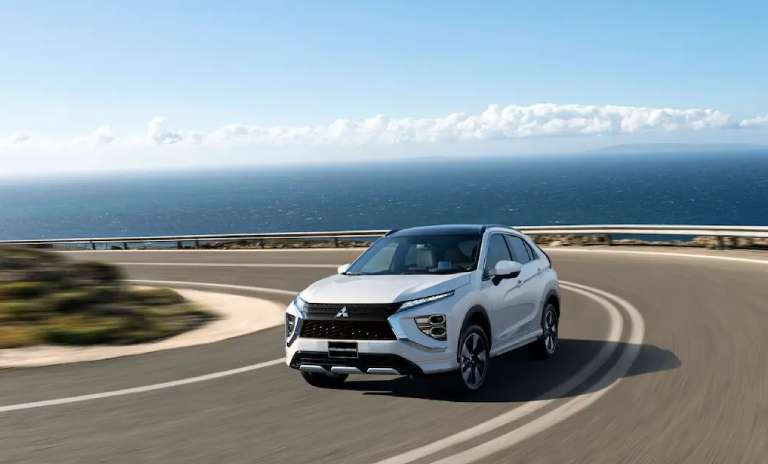 Camioneta Eclipse Cross en una vía con vista al mar