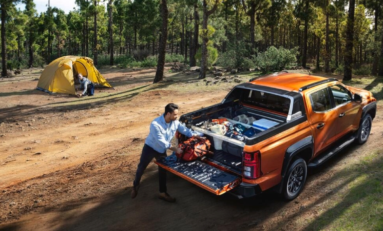 imagen de referencia de la camioneta L200 por carretera