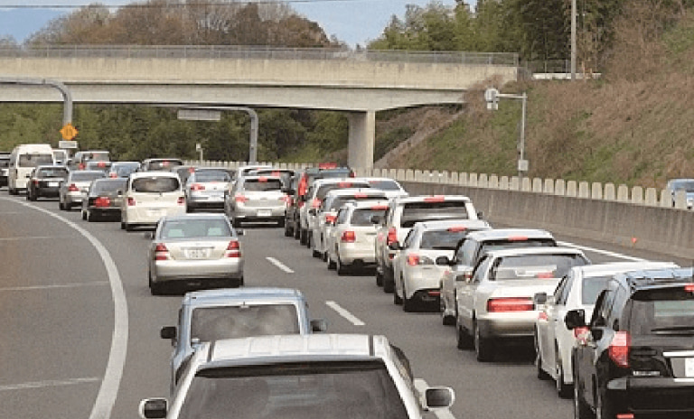 imagen de referencia de camionetas SUV en trancón 